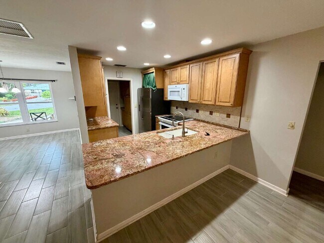 Building Photo - 423 Whispering Oaks Ct