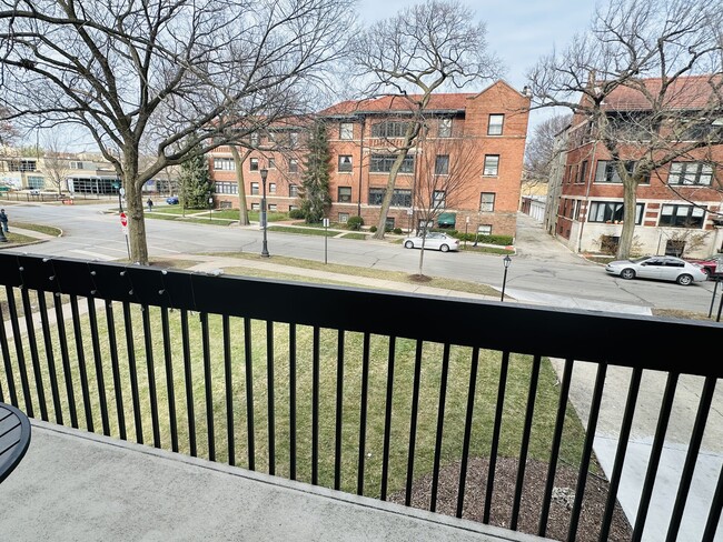 Balcony plus lawn - 222 Main St