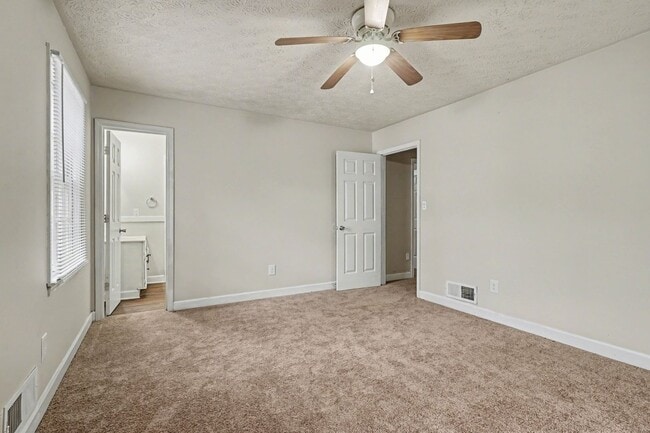 Building Photo - Large 3 Bedroom 2 Bath Home