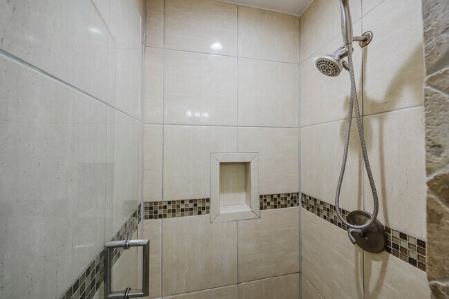 Building Photo - 4 Bedroom, 3 Bath Home Gorgeously Remodeled