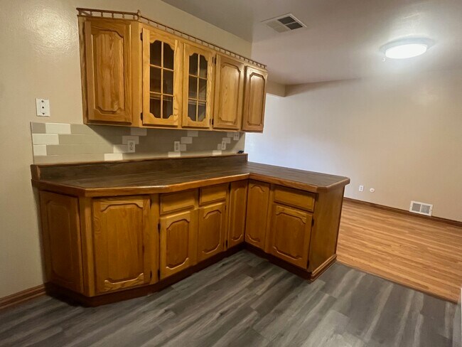 Building Photo - 6448 Iris Way