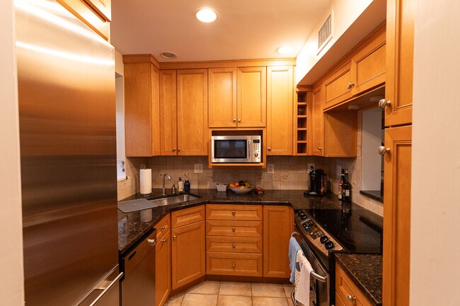 Building Photo - Beautiful Lofted Two Bed, One bath Condo |...