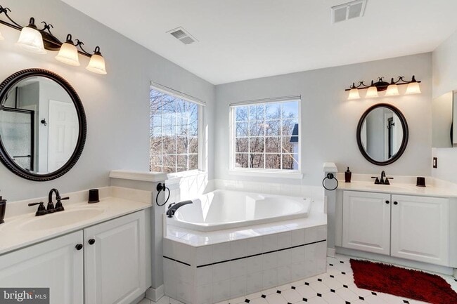 Building Photo - 43258 Meadowood Ct