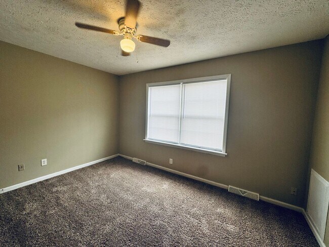 Building Photo - 1450 Ashbourne Dr