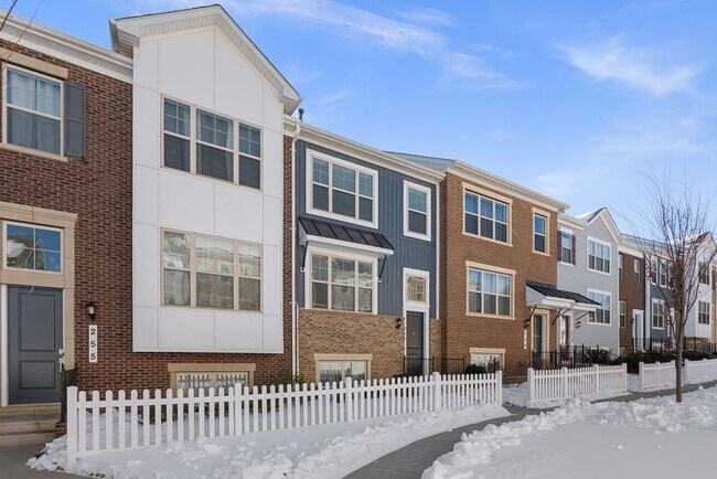 Building Photo - 3 Bed 2.5 Bath - Clarksburg Townhouse - Attached 2 Car Garage