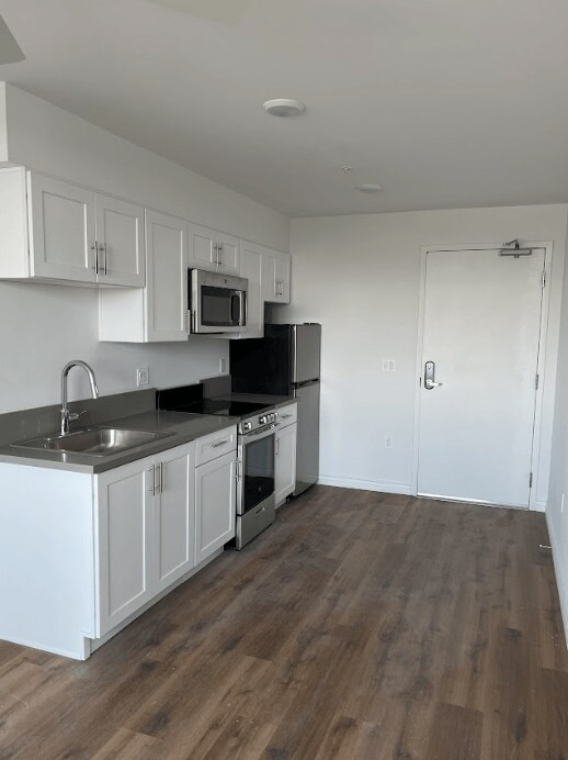 Building Photo - 321 E Florence Ave