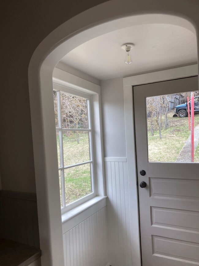 Building Photo - 408 S 1st St