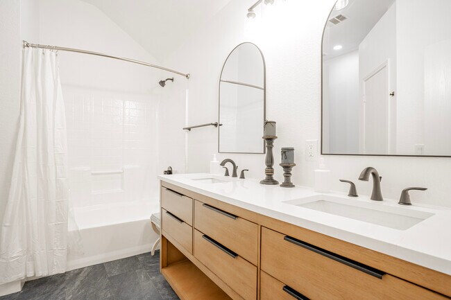 Building Photo - 323 Celia Cir