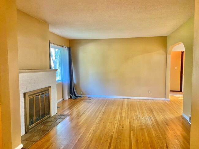 Building Photo - 2417 Parkview Blvd