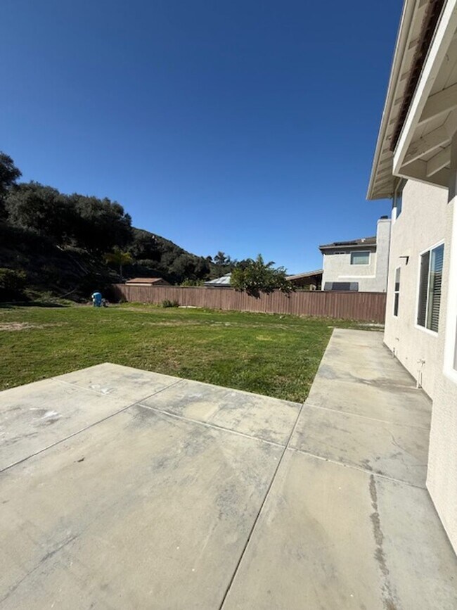 Building Photo - Very Nice 4 bedroom, 3 full bath home in much desired Lakeside neighborhood.