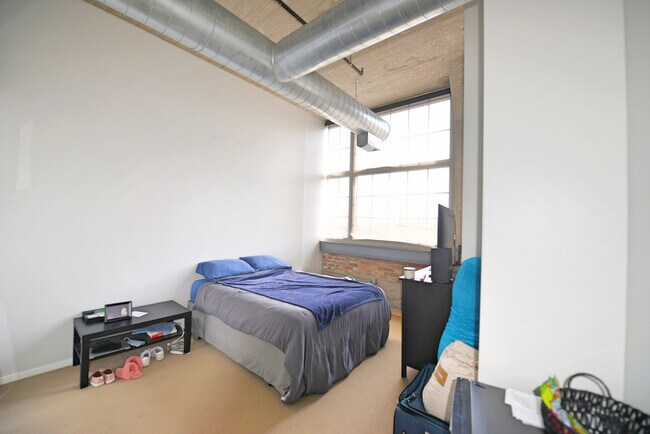 Building Photo - 900 N Kingsbury St
