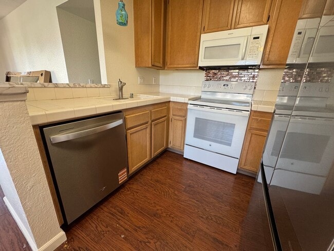 Building Photo - Mirasol 2 Bedroom Condo!