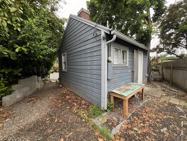 Building Photo - 1912 20th St NE