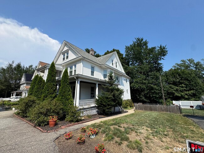 Building Photo - 227 Olivia St