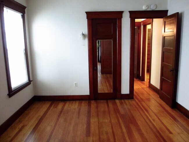 A bedroom - 127 Foster St
