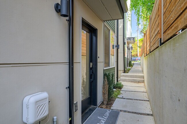 Building Photo - 1600 S Washington St