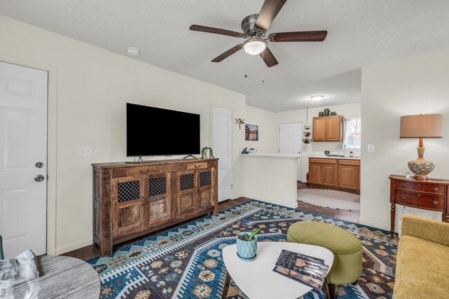 Building Photo - 306-306 Glenwood Cir