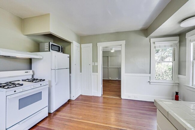 Building Photo - 2 Bedroom, 1 Bath + Office - Downtown Palo...