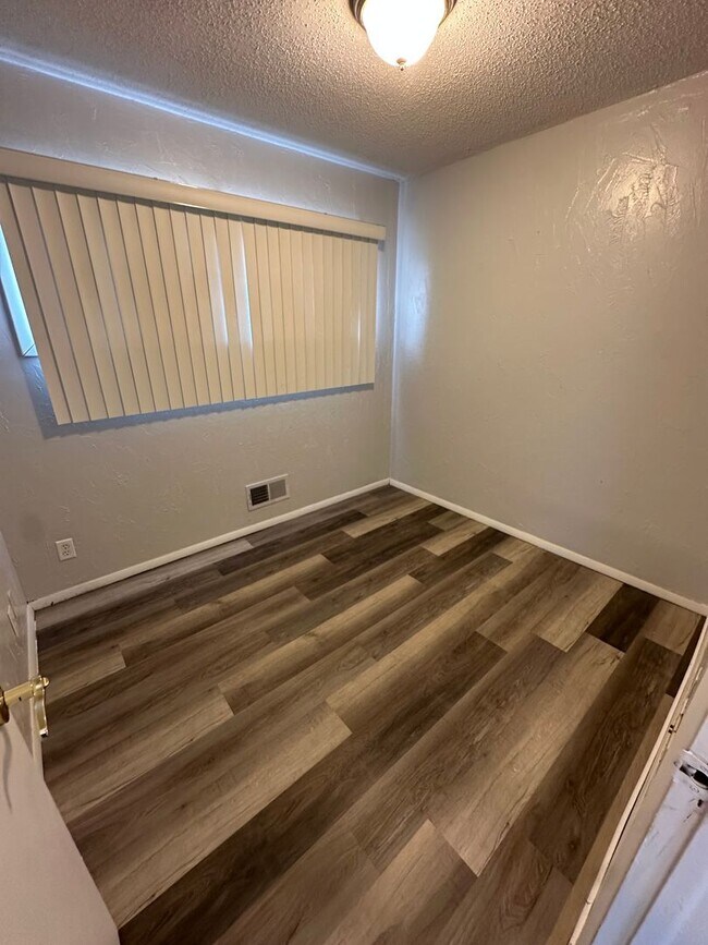 Building Photo - 4 bedrooms 1 bathroom