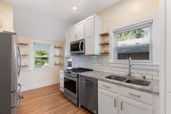 Building Photo - 2 Bedroom 1 Bath Duplex
