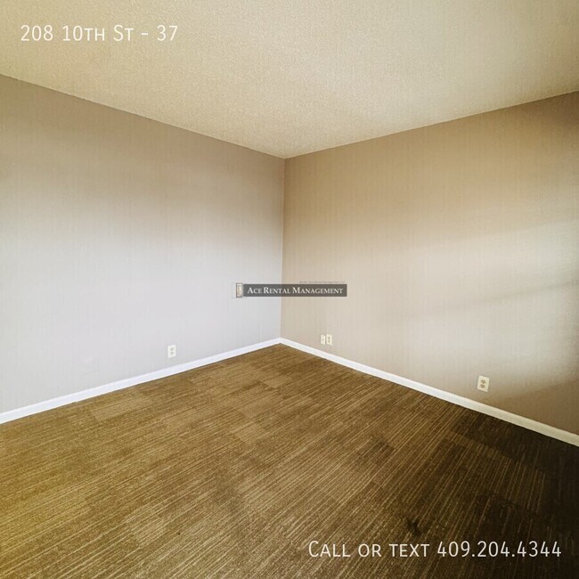 Building Photo - 208 N 10th St