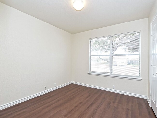 Building Photo - Beautiful 4 Bedroom / 2 Bath Home in Eagle...