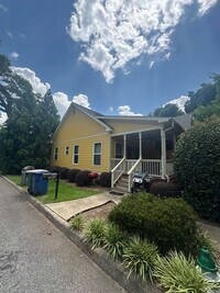Building Photo - Large 4 Bedroom, 3 bathroom house near Downtown