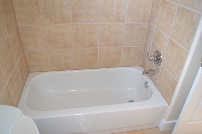 Building Photo - Oak Street Duplex