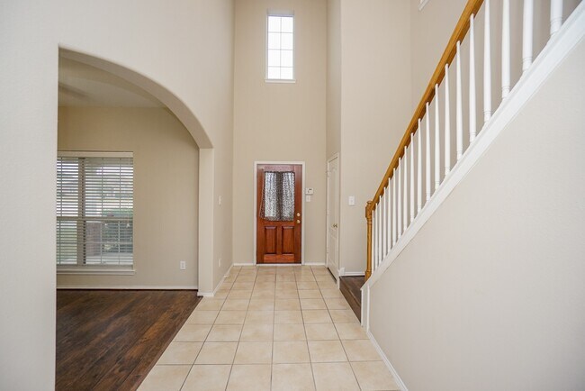 Building Photo - 1323 Colonial Manor Dr