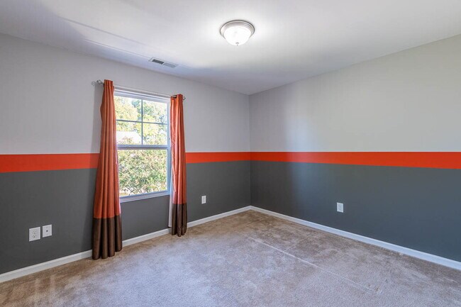 Building Photo - Experience modern comfort in this spacious 4+ bedroom home