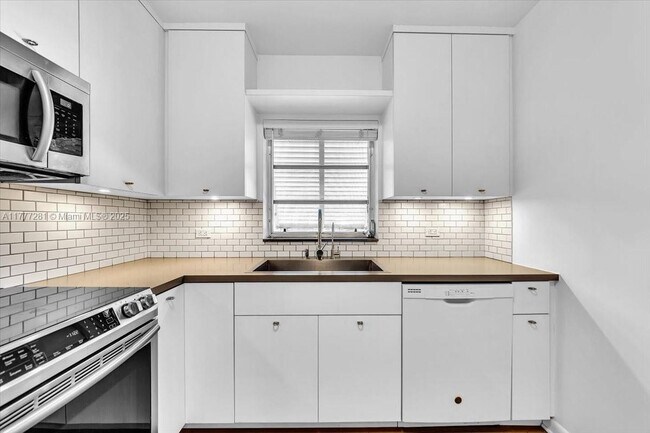 Building Photo - 7911 SW 55th Ave