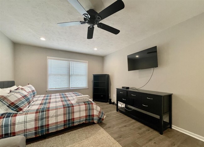 Building Photo - 10 Meadowlark Ln