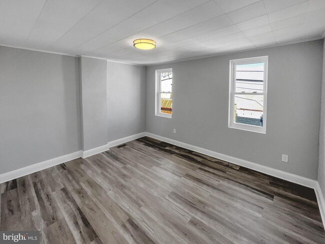 Building Photo - 160 McClellan St