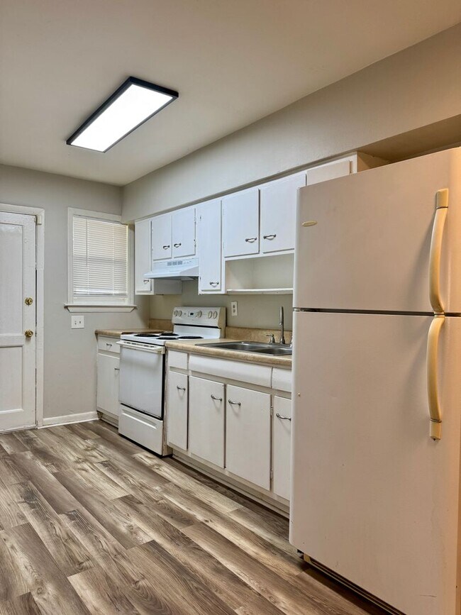 Building Photo - 1014 N Larchmont Dr