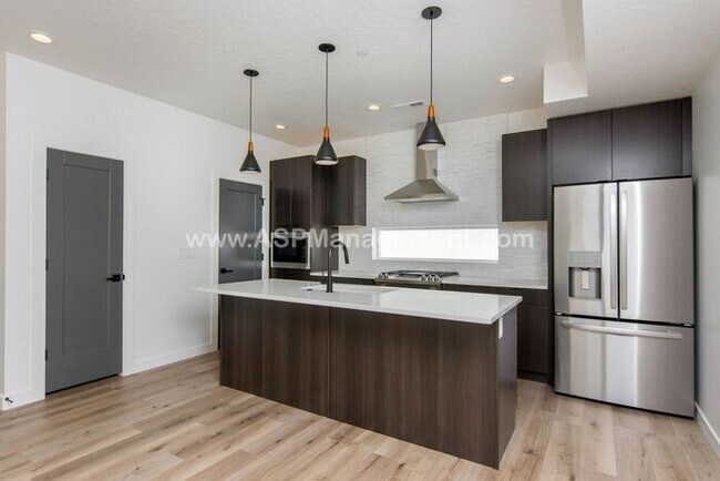 Building Photo - Salt Lake- High-End  3 bed, 3.5 bath Condo