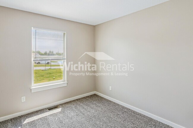 Building Photo - Large 4 bedroom 3 bathroom duplex