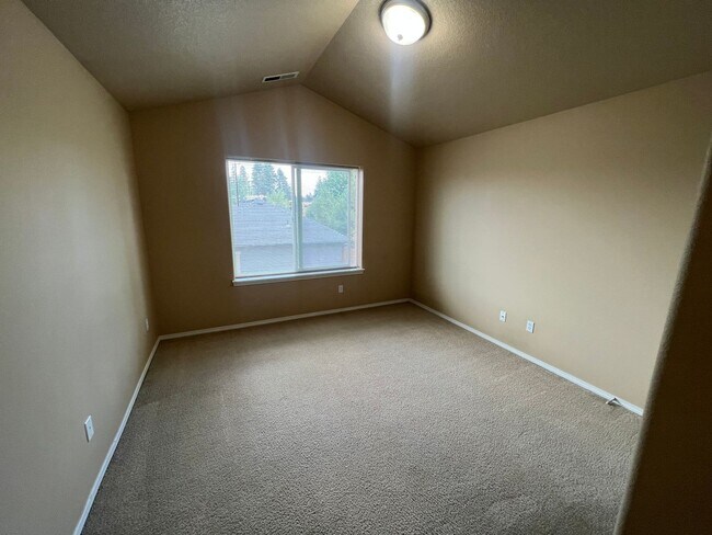 Building Photo - 2 Bed/1.5 Bath Townhome Near the Old Mill