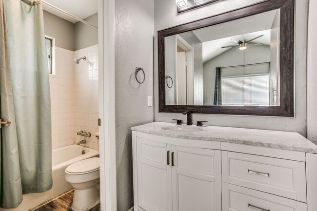 Building Photo - Gorgeous Upgraded 3 Bedroom 2.5 Bath with 2 car garage on Quiet Cul-De-Sac ---Eanes ISD!!