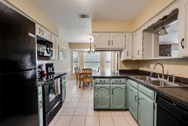 Building Photo - 617 Main St