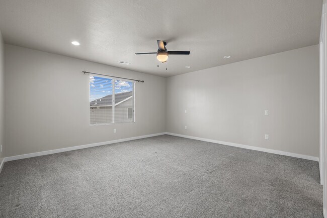 Building Photo - 554 S Church Dr