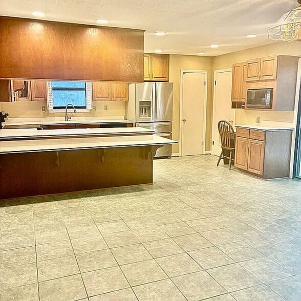 Building Photo - 7221 Lakewood Rd