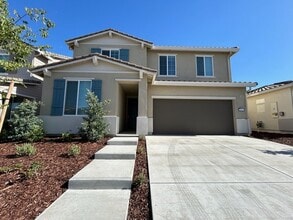 Building Photo - Beautiful Newer 4 Bedroom 3 Bathroom with ...