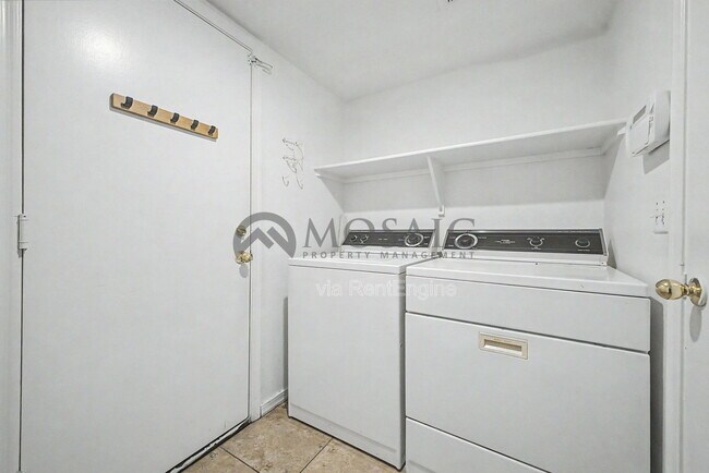 Building Photo - 820 N Granada Dr