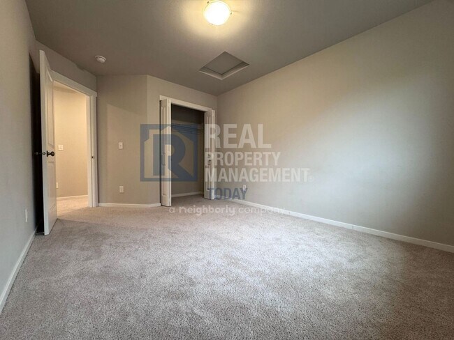 Building Photo - Spacious Modern 5-Bedroom Home with 3-Car ...