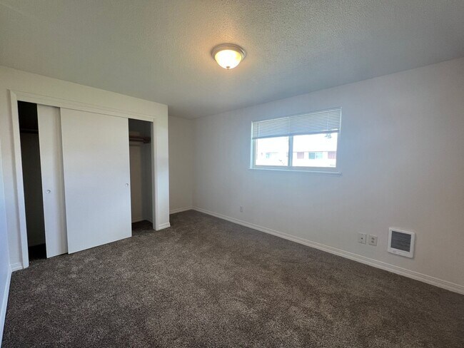 Building Photo - y111312