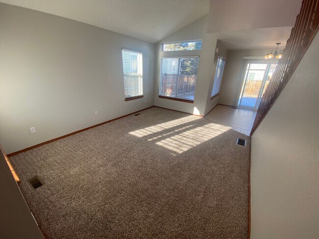 Building Photo - Lovely Cottonwood Home!