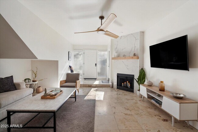 Building Photo - 1820 E Morten Ave