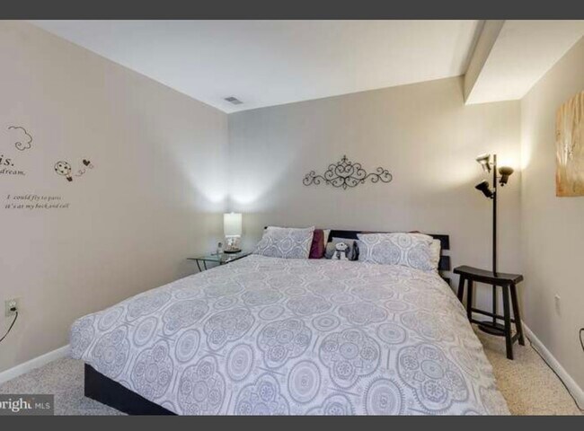 Building Photo - 4933 Casimir St