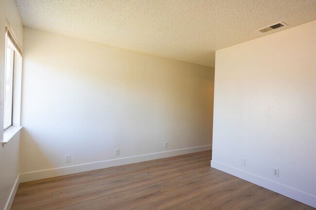 Building Photo - Updated 4 Bedroom / 2 Bathroom Home in Las Vegas