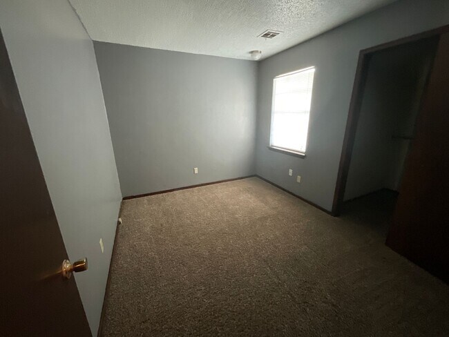 Building Photo - 3 bed, 2 bath, 1 car garage Duplex